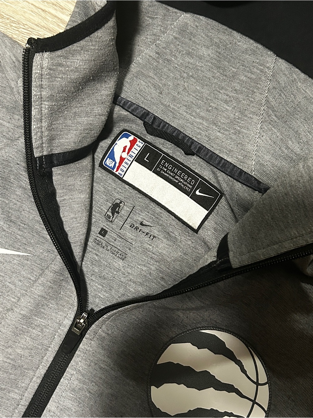 Nike Raptors Dri-Fir Men’s Gray Hooded Zip Jacket with Team Logo - Picture 5 of 5